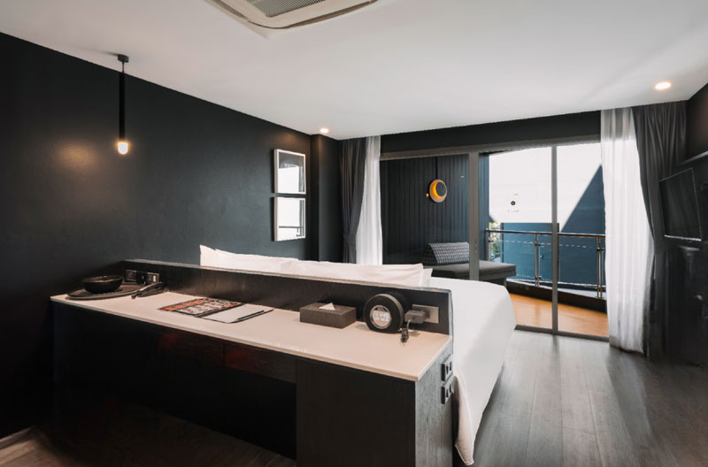 studio balcony double bed