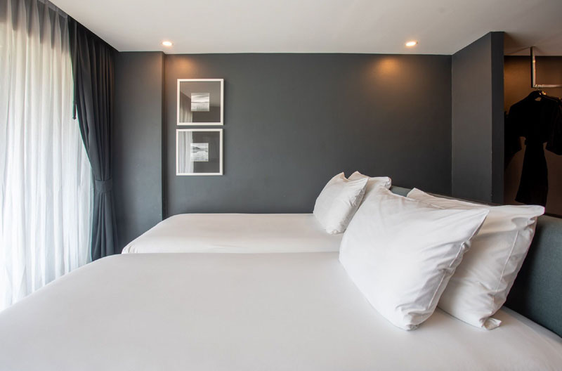 studio balcony twin bed