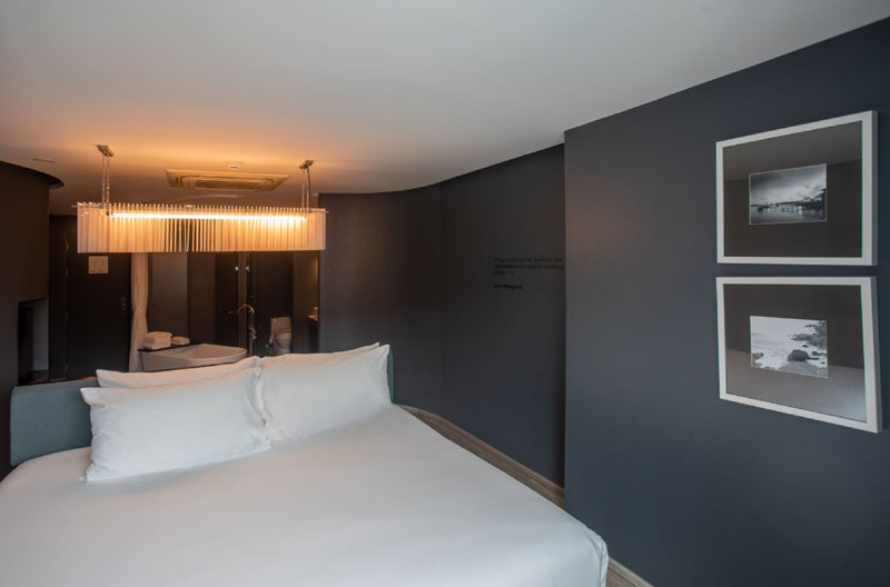 studio bathtub double bed